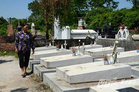 Bà Nguyễn Thị Nhiệm, người phụ nữ 10 năm ròng đi xin hài nhi về chôn cất 