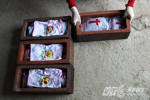 Những hài nhi được bọc trong vải liệm, túi nilon và chôn cùng một bộ quần áo trẻ sơ sinh