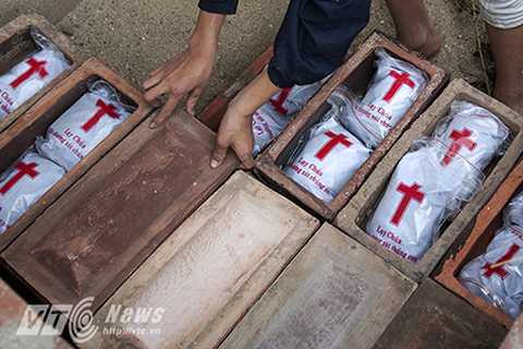 Sau đó những tấm tiểu sẽ được đậy nắp, phủ cát cẩn thận để tránh thú hoang đào bới