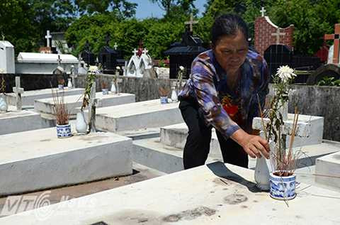 Ngày hai lần đều đặn, bà Nhiệm đều lui tới nghĩa trang để chăm sóc, nhang khói cho các em nhỏ