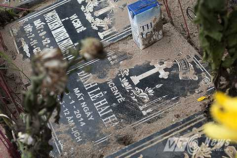 Những hài nhi lớn, đã hình thành thường sẽ được cha xứ đặt tên, làm lễ và khắc bia đá trên mộ.