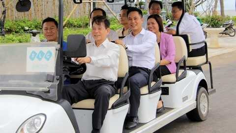 Nguyên Chủ tịch nước đích thân cầm lái xe điện đi thăm Quần thể du lịch nghỉ dưỡng sinh thái FLC Sầm Sơn
