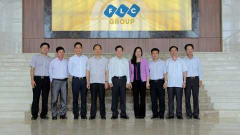 Chụp ảnh lưu niệm tại Trung tâm hội nghị quốc tế