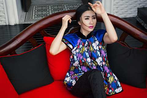 Nguyệt Ánh khoe vẻ thanh lịch với trang phục kiểu dáng đơn giản, phối hợp màu sắc và họa tiết hài hòa.