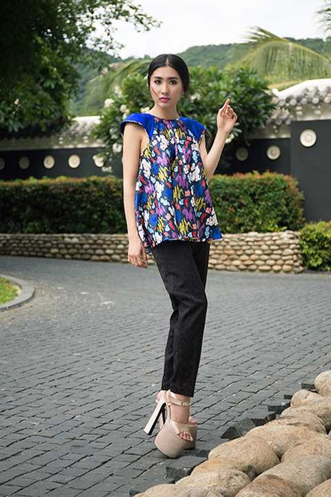 Tác giả bộ sưu tập - nhà thiết kế Thủy Nguyễn chia sẻ, chị đã mất 3 tháng để cho ra đời những trang phục kết hợp chất liệu gấm cao cấp và denim hiện đại, cá tính.