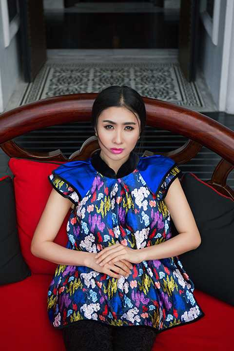 Họa tiết được sử dụng chủ yếu là hình ảnh những đám mây đủ màu sắc tượng trưng cho tính cách nhẹ nhàng, mềm mại và chất cá tính, năng động của người phụ nữ hiện đại.