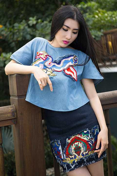 Ngoài kết hợp denim và gấm, nhà thiết kế còn sử dụng vải Taffta và Chiffon đen cùng những phụ kiện như dây kéo kim loại và nút đóng.