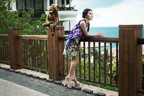 Bộ ảnh được thực hiện với sự hỗ trợ của stylist Tân Đà Lạt, nhiếp ảnh gia Tiên Nguyễn, trang điểm Phúc Nghĩa, thời trang tóc Hà Duy Nam và nhà thiết kế Thủy Nguyễn.