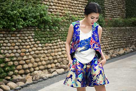 Mới đây, Nguyệt Ánh đã thực hiện bộ ảnh mới với những bộ trang phục từ chất liệu gấm truyền thống.