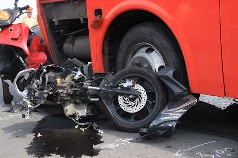 Xe máy bị cuốn vào gầm nát bươm Xe máy bị cuốn vào gầm nát bươm