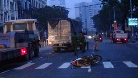 Hiện trường vụ tai nạn xe máy lao vào đầu xe tải. Hiện trường vụ tai nạn xe máy lao vào đầu xe tải.