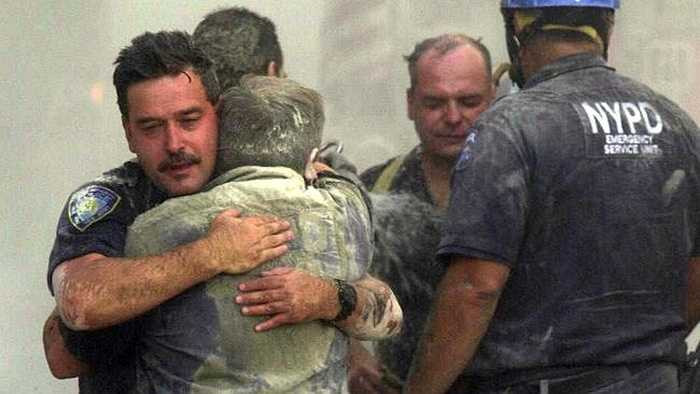 Cảnh sát New York an ủi những người may mắn