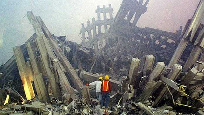 2 tòa tháp khổng lồ chỉ còn lại đống đổ nát