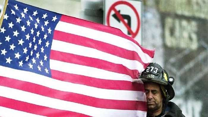 Quốc kỳ Mỹ bên cạnh người lính cứu hỏa ở hiện trường