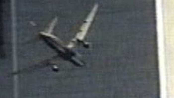Khoảnh khắc vài phần triệu giây trước khi chiếc máy bay lao vào tòa nhà