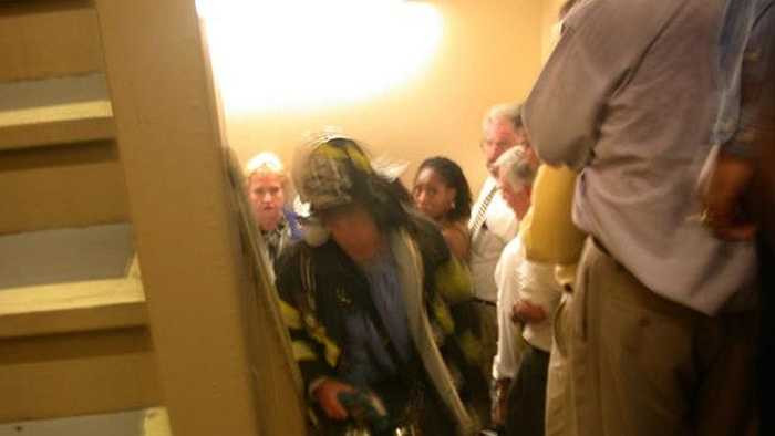 Người lính cứu hỏa lao vào tòa nhà cứu người