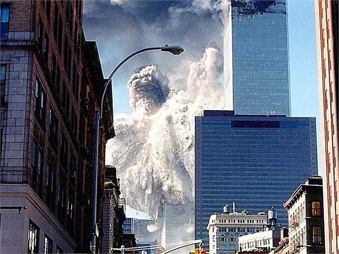 Tòa tháp phía Nam bị đâm sau nhưng sập xuống trước