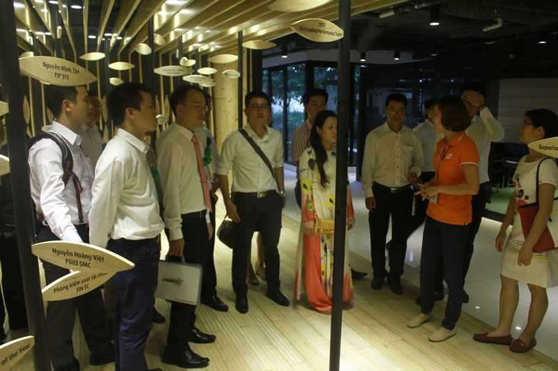 Các nhà khoa học trẻ rất ấn tượng với quy mô của trường Đại học FPT. TS Vật lý Đặng Đức Dũng tâm sự: “Nếu có cơ hội được trở lại thời sinh viên, nhất định tôi sẽ chọn học trường ĐH FPT”.