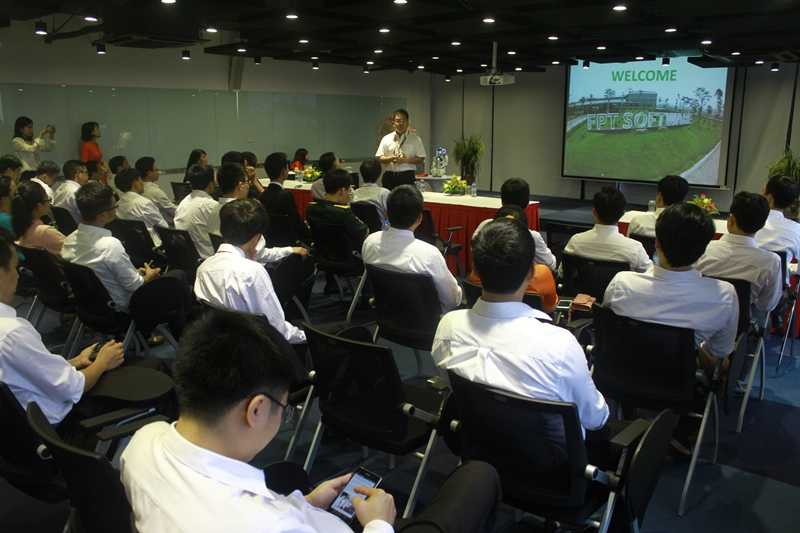 Chủ tịch FPT Software Hoàng Nam Tiến trao đổi với các nhà khoa học trẻ về văn hóa và chính sách trọng dụng nhân tài tại FPT