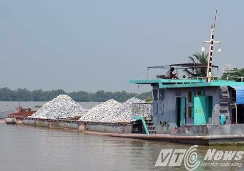 Như con tàu này, qua sát có thể thấy ngay 2 lỗi vi phạm là chở quá mớn nước và không đóng lắp hầm hàng, hoạt động trên sông Văn Úc - Ảnh MK Như con tàu này, qua sát có thể thấy ngay 2 lỗi vi phạm là chở quá mớn nước và không đóng lắp hầm hàng, hoạt động trên sông Văn Úc - Ảnh MK