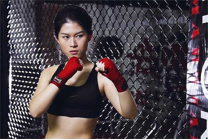 Với không gian của phòng tập boxing, Ngọc Thanh Tâm tự tin khoe vóc dáng gợi cảm, thon gọn khi thể hiện kĩ năng đấm bốc cùng với huấn luyện viên. 