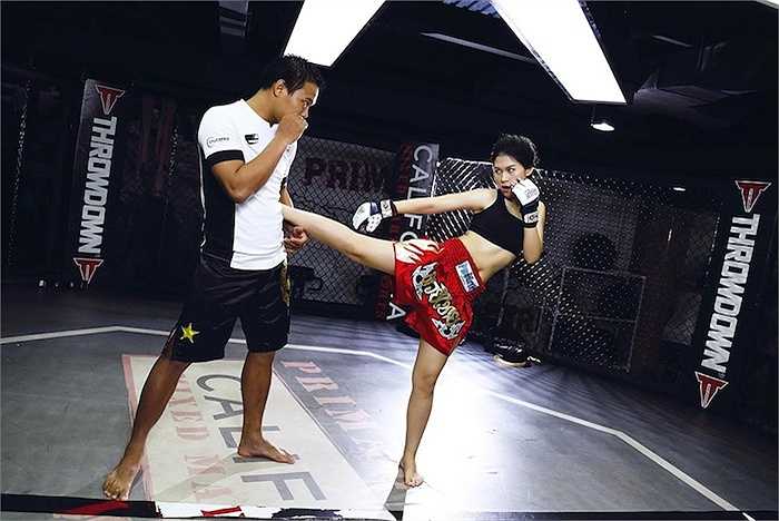 Thần thái khuôn mặt cùng những bước di chuyển chuyên nghiệp giúp cho Ngọc Thanh Tâm 'lột xác' trong mọi khoảnh khắc của bộ hình. 