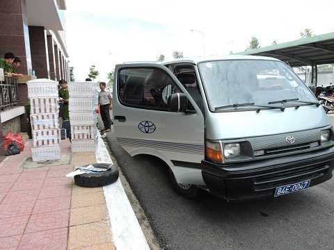 Chiếc xe mang biển số xanh 84E - 0047 chở hơn 2.000 bao thuốc lá lậu 