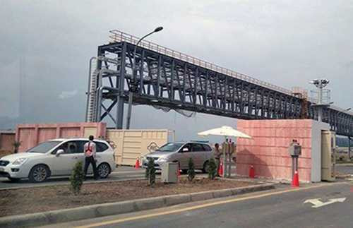 Những ô tô chạy quá tốc độ trong khuôn viên Dự án Formosa đang bị bảo vệ của công ty này phạt tiền. Ảnh: ĐL Những ô tô chạy quá tốc độ trong khuôn viên Dự án Formosa đang bị bảo vệ của công ty này phạt tiền. Ảnh: ĐL