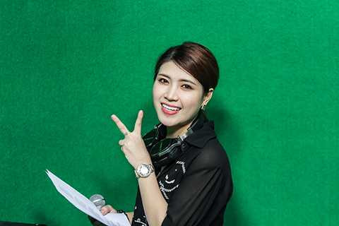 Tố Ny chia sẻ: Trước khi tham gia chương trình Giọng hát Việt, em cũng là một fan hâm mộ anh Hưng nên lần này có cơ hội song ca với anh ấy em hạnh phúc lắm. Còn về hai bài hát mà em thể hiện sẽ là một bản ballad nhạc Pháp lời Việt rất nổi tiếng, ca khúc còn lại sẽ khoe được vũ đạo của em. Thú thật trước giờ chưa hát ballad bao giờ nên em cảm thấy có chút khó khăn, và em quyết định tìm cảm hứng từ chính những cuộc tình tan vỡ đã qua của mình để nhập tâm vào bài hát và thể hiện nó có hồn hơn.