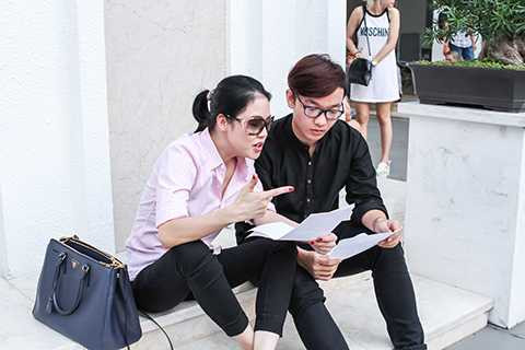 Nữ ca sĩ giản dị ngồi tập luyện và trao đổi cách thể hiện bài hát với Hoàng Dũng trước khi vào phòng tập.