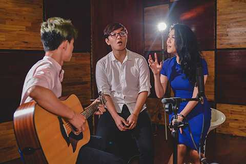 Xuất phát từ những lo lắng đó của Hoàng Dũng, huấn luyện viên Thu Phương đã tận tình chỉ dạy và chia sẻ những kinh nghiệm xử lý bài hát truyền thống khi trình diễn cho học trò.