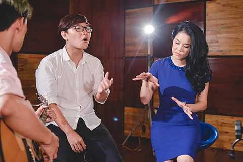 Nữ ca sĩ không chỉ tiếp thêm niềm tin mà còn truyền cảm hứng cho cậu học trò nhỏ.