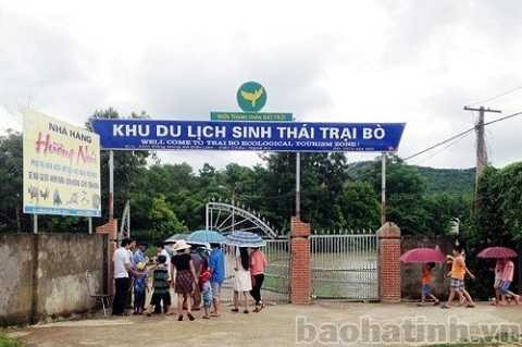 Du khách tới thăm quan Khu du lịch sinh thái Trại Bò phải mua vé trả tiền (Ảnh: Báo Hà Tĩnh) Du khách tới thăm quan Khu du lịch sinh thái Trại Bò phải mua vé trả tiền (Ảnh: Báo Hà Tĩnh)
