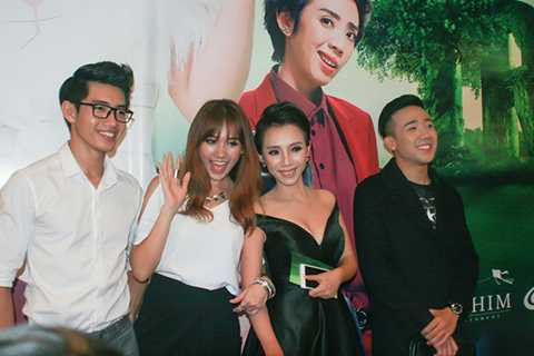 Đến buổi ra mắt phim còn có sự tham gia của các diễn viên chính trong phim như Trấn Thành, Hari Won, Quang Đăng.