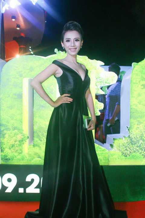 Hoa hậu hài đến dự sự kiện một mình mà không có sự tháp tùng của chồng - nam diễn viên Tiến Luật, vì anh bận lịch quay nên không cùng vợ tham dự sự kiện này. Được biết, Tiến Luật cũng góp một vai dí dỏm trong phim Trùm Cỏ. 