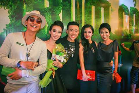 Đến tham dự buổi ra mắt bộ phim còn có sự góp mặt của diễn viên Khương Ngọc, Việt Trinh và nhà báo Trác Thúy Miêu.