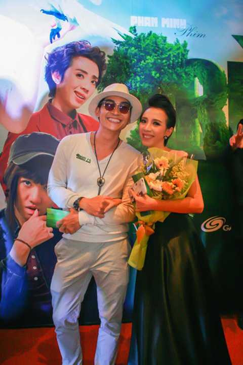 Hoa hậu hài tình tứ bên nam diễn viên Khương Ngọc.