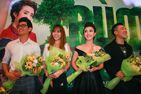 Diễn viên hài Thu Trang và các nghệ sĩ trong phim nhận hoa cảm ơn từ đơn vị sản xuất và nhà tài trợ.