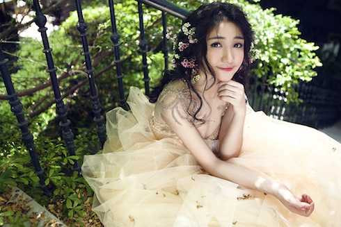 Hoà Minzy có cuộc lột xác trong nhan sắc, trở nên gợi cảm hơn.