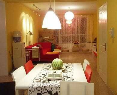 Cuối năm 2014, Xa Thi Mạn được cho là có quan hệ tình cảm với một doanh nhân người đại lục. Đây là nguồn cơn để nữ diễn viên bỏ ra khoản tiền 50 triệu HKD (143 tỉ đồng) mua về căn hộ rộng 260m2 tại khu Cửu Long sầm uất của Hồng Kông để làm tổ ấm tương lai.