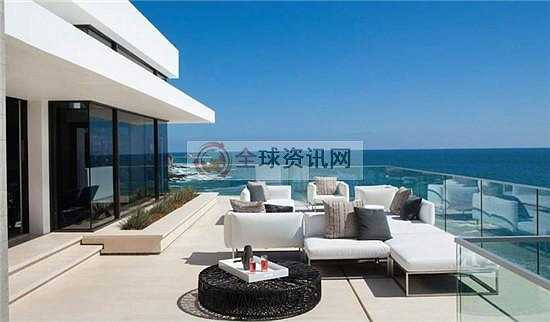 Đầu năm 2015, Xa Thi Mạn tiếp tục mua hai căn hộ liền kề nhau ở quận Sai Kung, Hồng Kông giá hơn 35 triệu HKD (100 tỉ đồng). Trong đó một căn hộ cô dành tặng mẹ nhân dịp sinh nhật bà 64 tuổi và căn hộ còn lại làm phần thưởng cho bản thân.