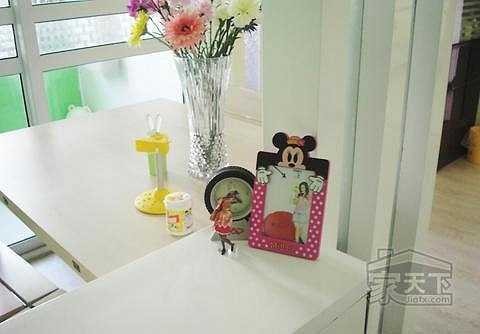 Một căn hộ khác là Altitude ở khu Happy Valley mua vào 36 triệu HKD (103 tỉ đồng) cũng có giá thị trường hiện tại lên đến 37 triệu HKD (106 tỉ đồng). Trong khi căn hộ Chatham Gate dược nữ diễn viên mua với giá 7,86 triệu HKD (22 tỉ đồng) thì nay có giá thị trường là 8,5 triệu HKD (24 tỉ đồng).