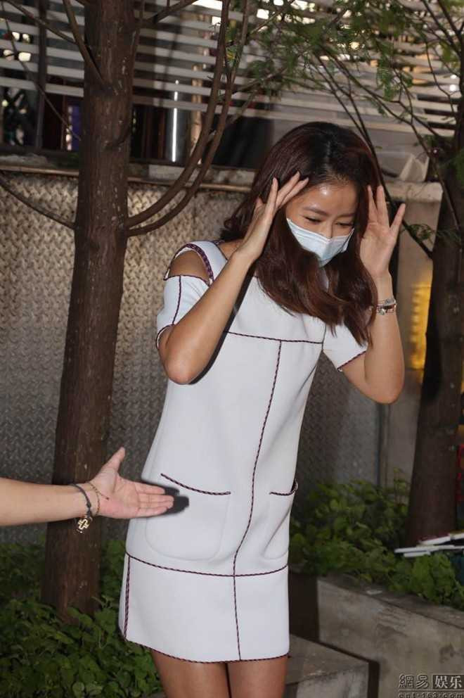 Lâm Tâm Như né tránh vì vùng mặt đang bị thương.