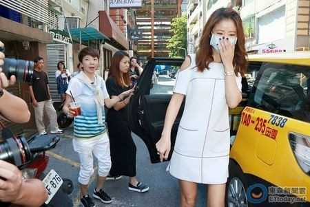 Cô khâu 10 mũi ở cằm sau khi ngã ở nhà vệ sinh.