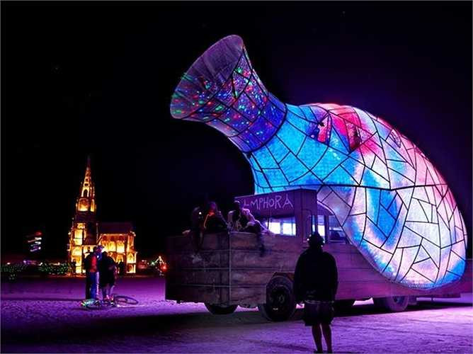 Đây là một số tác phẩm nghệ thuật thú vị nhất trong mùa lễ hội Burning Man năm 2015 vừa diễn ra hồi cuối tháng 8. (Quốc Lâm)