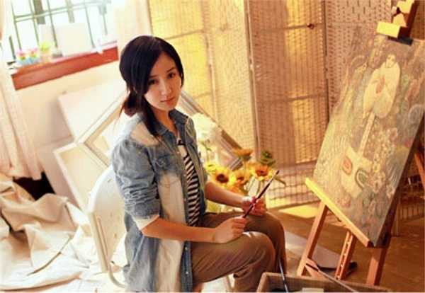 Lou Yi Xiao, từng gây xôn xao cộng đồng Trung Quốc bởi tài năng diễn xuất gây sóng qua bộ phim Chung cư tình yêu. Ngoài đóng phim, cô nàng sinh năm 1988 còn xuất sắc trong khiêu vũ, xinh đẹp và sở hữu chiều cao tương đối chuẩn 1m68. 