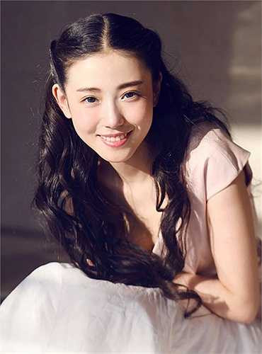 Học viên sân khấu Trung ương Bắc Kinh là một trong những cái nôi trưởng thành của khá nhiều sao nữ. Xin Yuan Zhang, cô nàng nổi như cồn trên các trang mạng xã hội của Trung Quốc cũng từng theo học tại ngôi trường này. Vừa qua, Xin Yuan Zhang đã tốt nghiệp ngành diễn xuất tại đây.