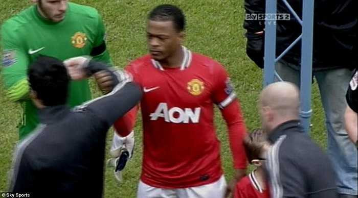 Ở trận lượt về, thậm chí Suarez không thèm bắt tay Evra, dù đội phó MU khi ấy đã chủ động giơ tay ra bắt 