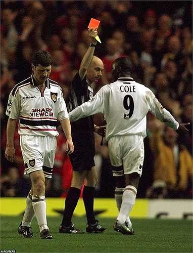 Chiếc thẻ đỏ của Dennis Irwin, một cầu thủ nổi tiếng hiền lành của MU năm 1999 cũng khiến nhiều người nhớ đến. Hậu vệ kỳ cựu này đã cố tình đá quả bóng ra phía xa và nhận thẻ vàng thứ 2. Trước đó, Quỷ đỏ đã sớm dẫn 2-0 nhưng lại bị san bằng 2-2