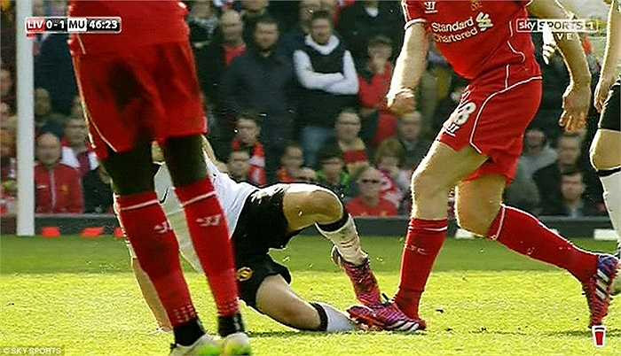 Vẫn là những chiếc thẻ đỏ, đội trưởng huyền thoại Gerrard của Liverpool cũng đóng góp chiếc thẻ đỏ cực nhanh hồi năm ngoái